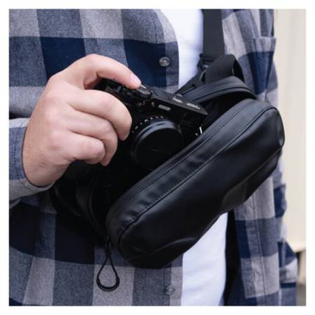 Wandrd D1 Fanny Pack - torba fotograficzna typu sling - przykład użycia